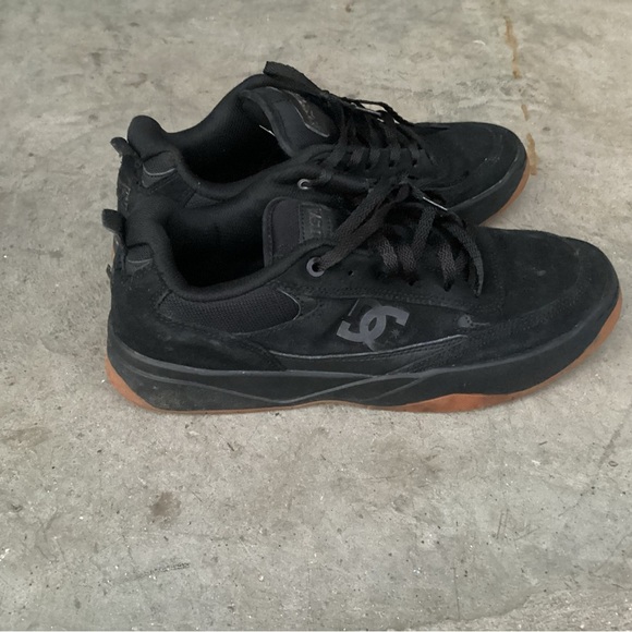 DC Men's Women’s Black Sneakers Size 9.5 - Picture 2 of 5